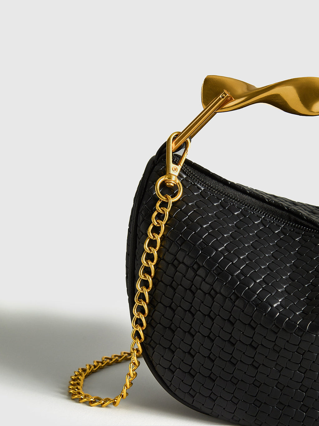 Auryn | Textured leather bag with chain