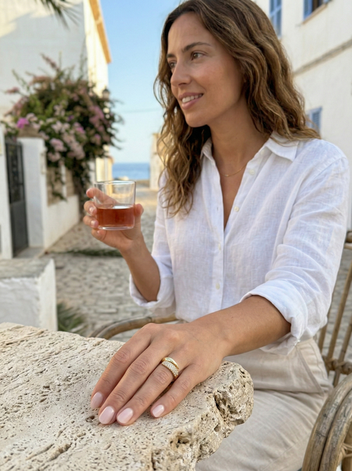 Elegant ring with Claudia gemstones