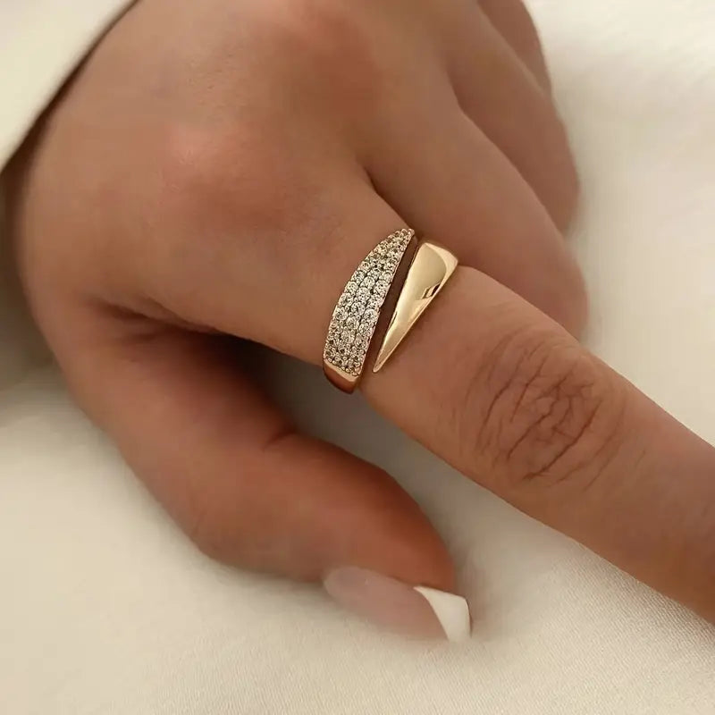 Elegant ring with Claudia gemstones