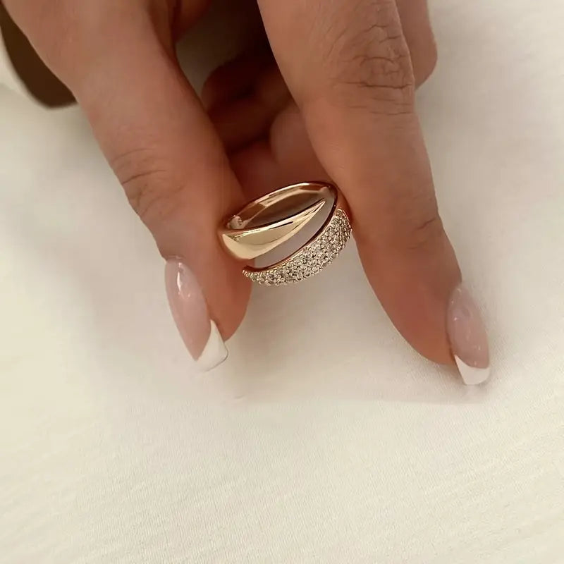 Elegant ring with Claudia gemstones