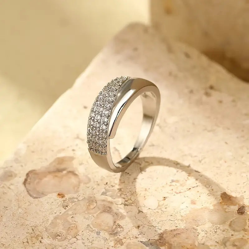 Elegant ring with Claudia gemstones