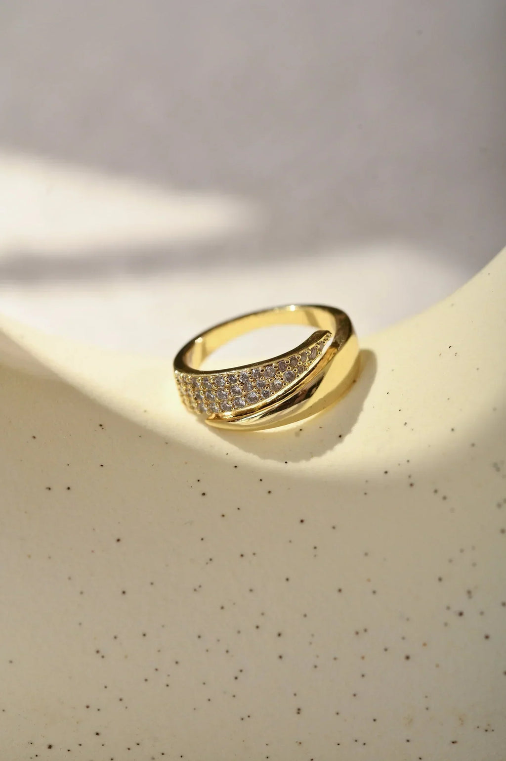 Elegant ring with Claudia gemstones