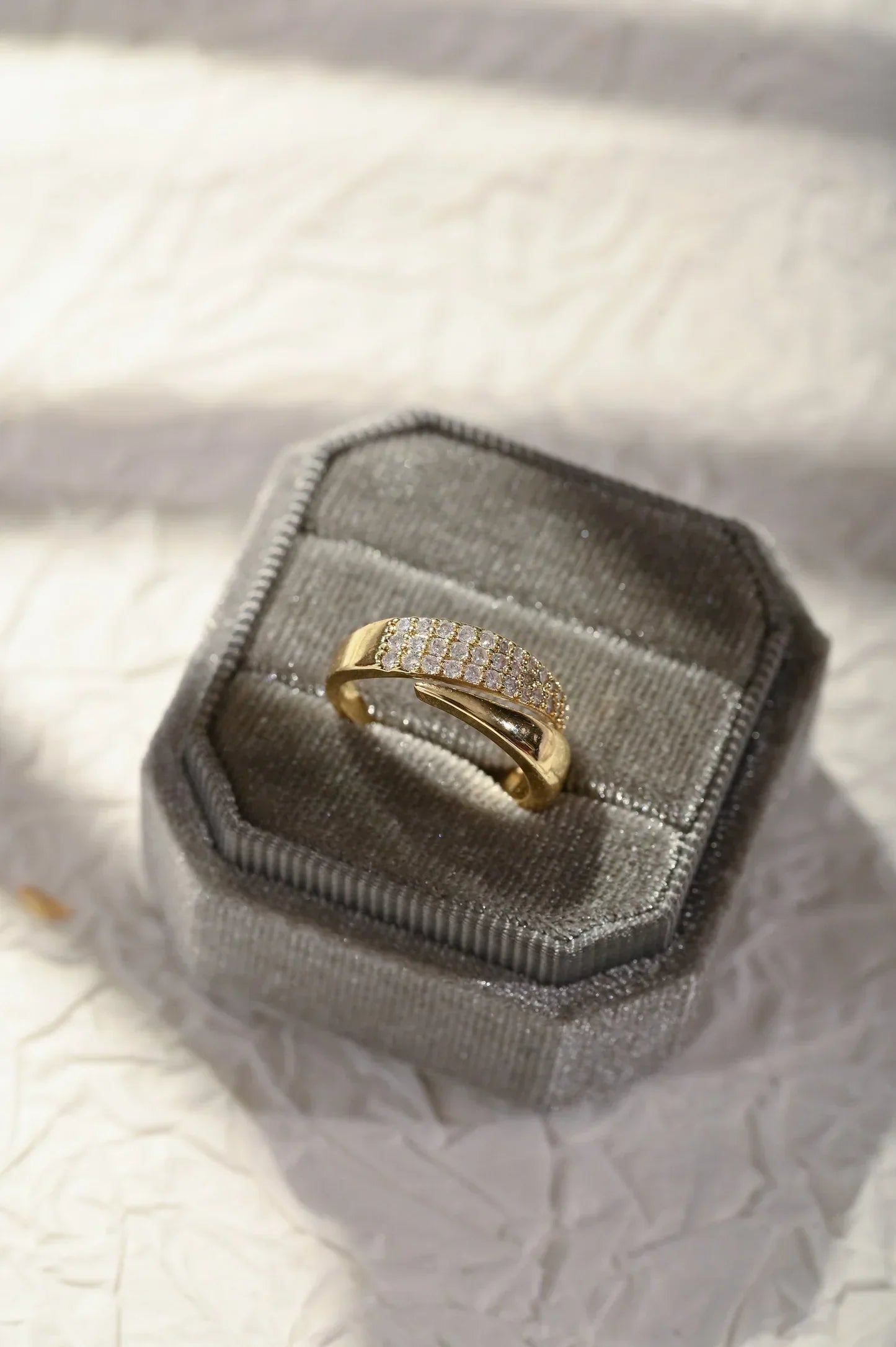 Elegant ring with Claudia gemstones