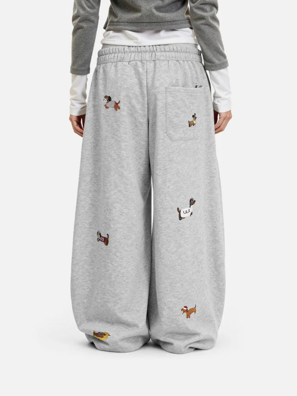 Carol | Barrel joggers with embroidered dogs