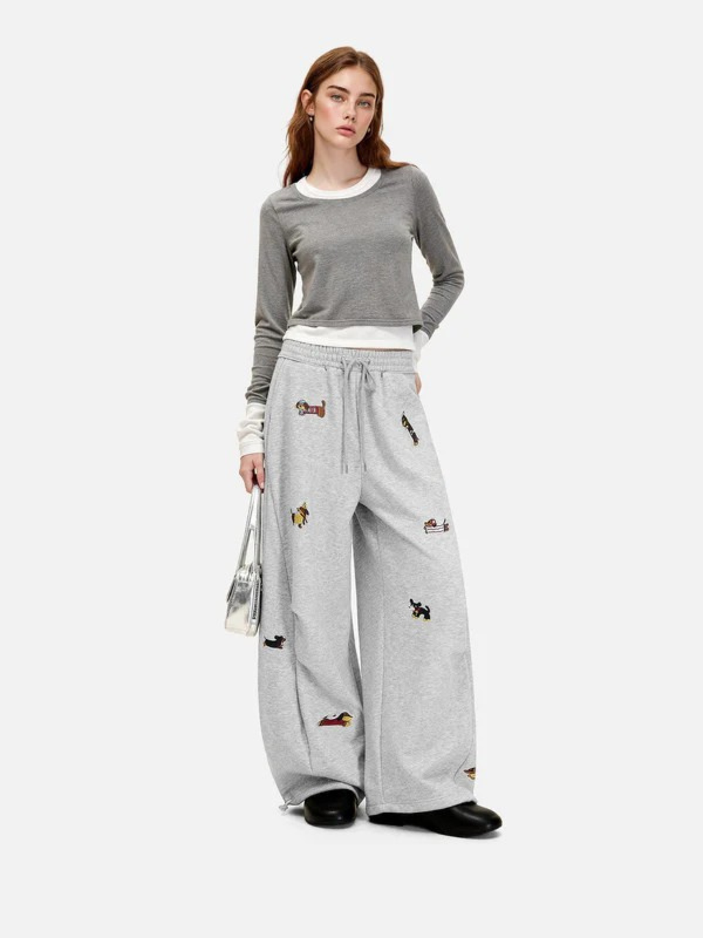 Carol | Barrel joggers with embroidered dogs