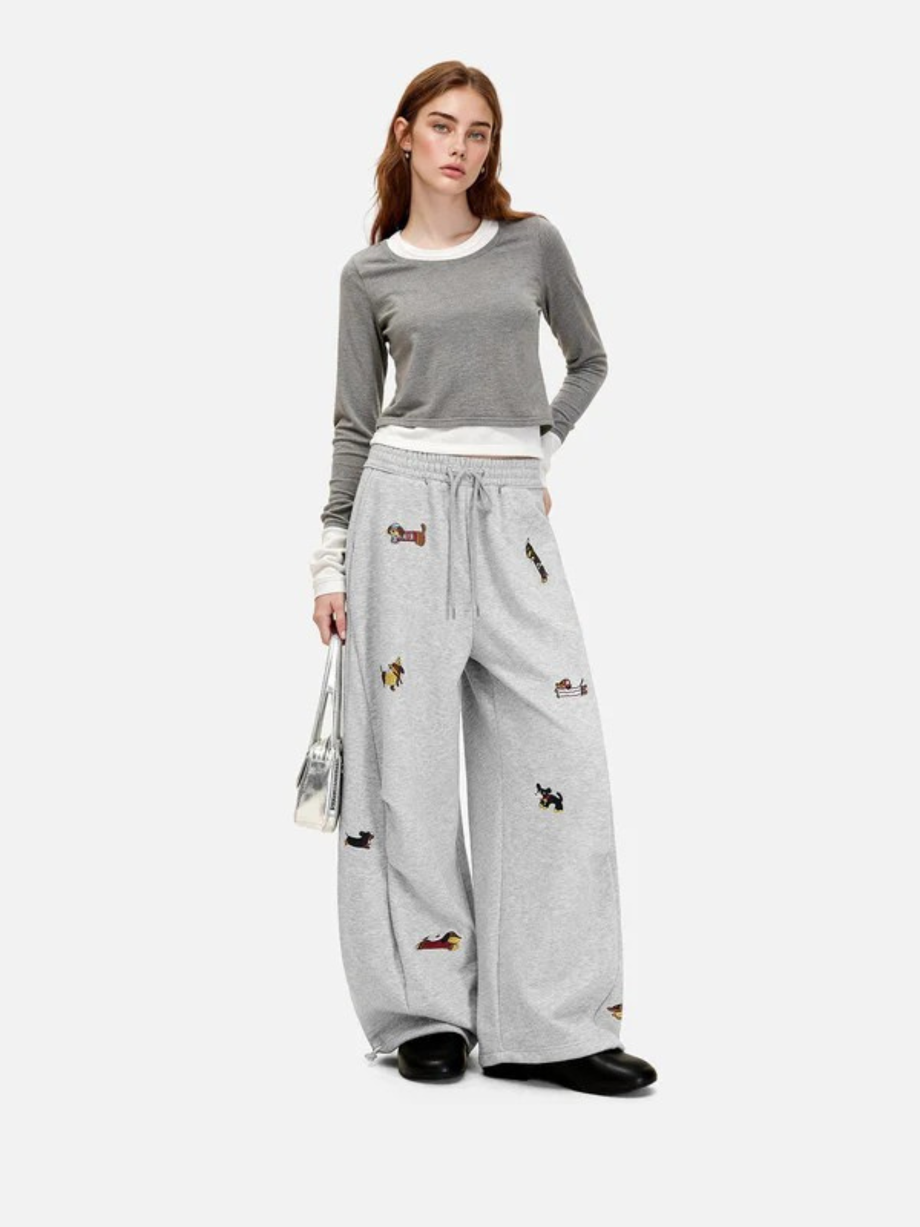 Carol | Barrel joggers with embroidered dogs