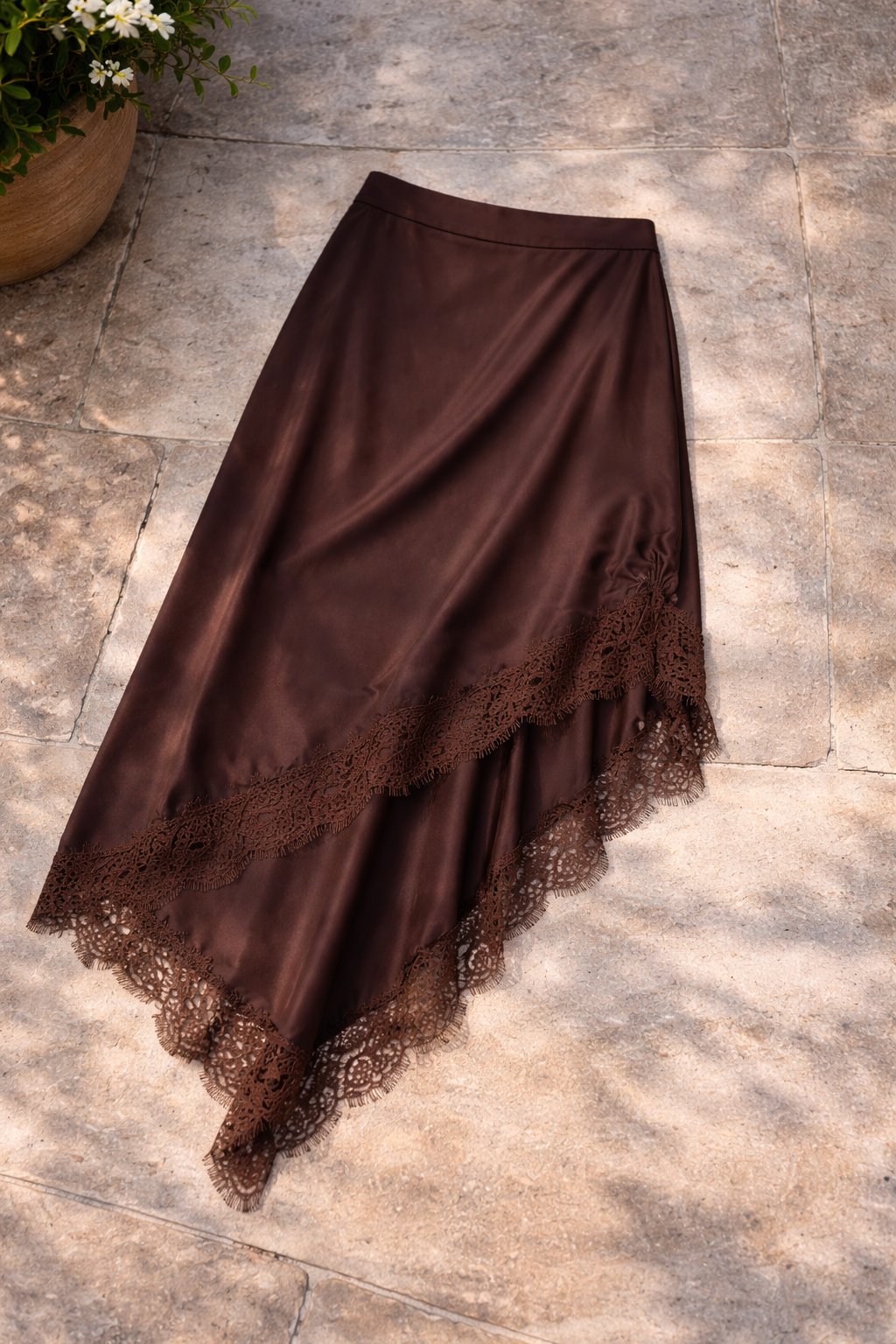 Amari asymmetric slip skirt