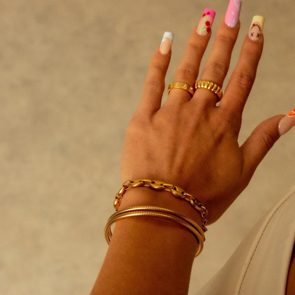 Amanda | Pulsera espiral triple bañada en oro