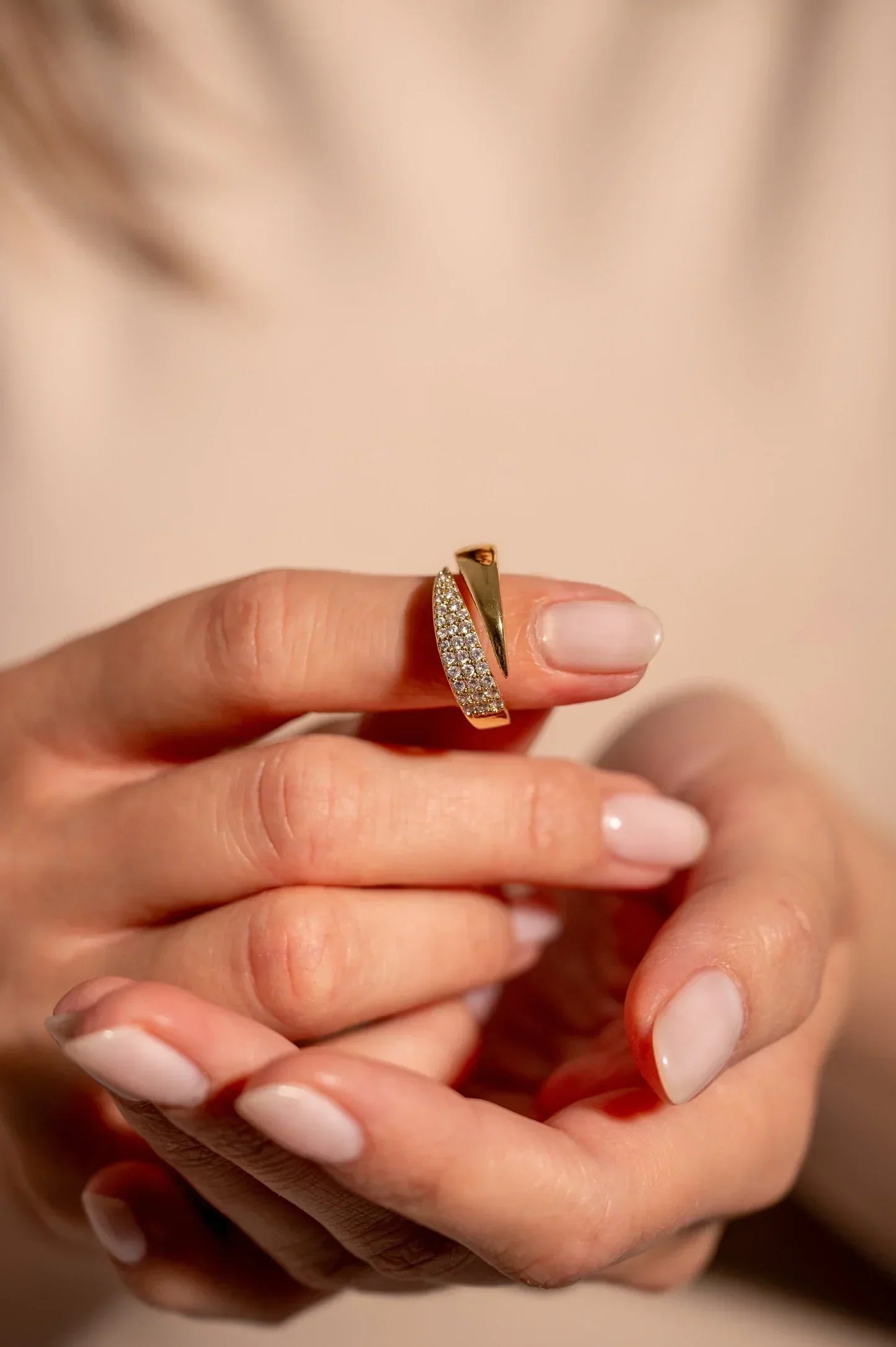 Elegant ring with Claudia gemstones