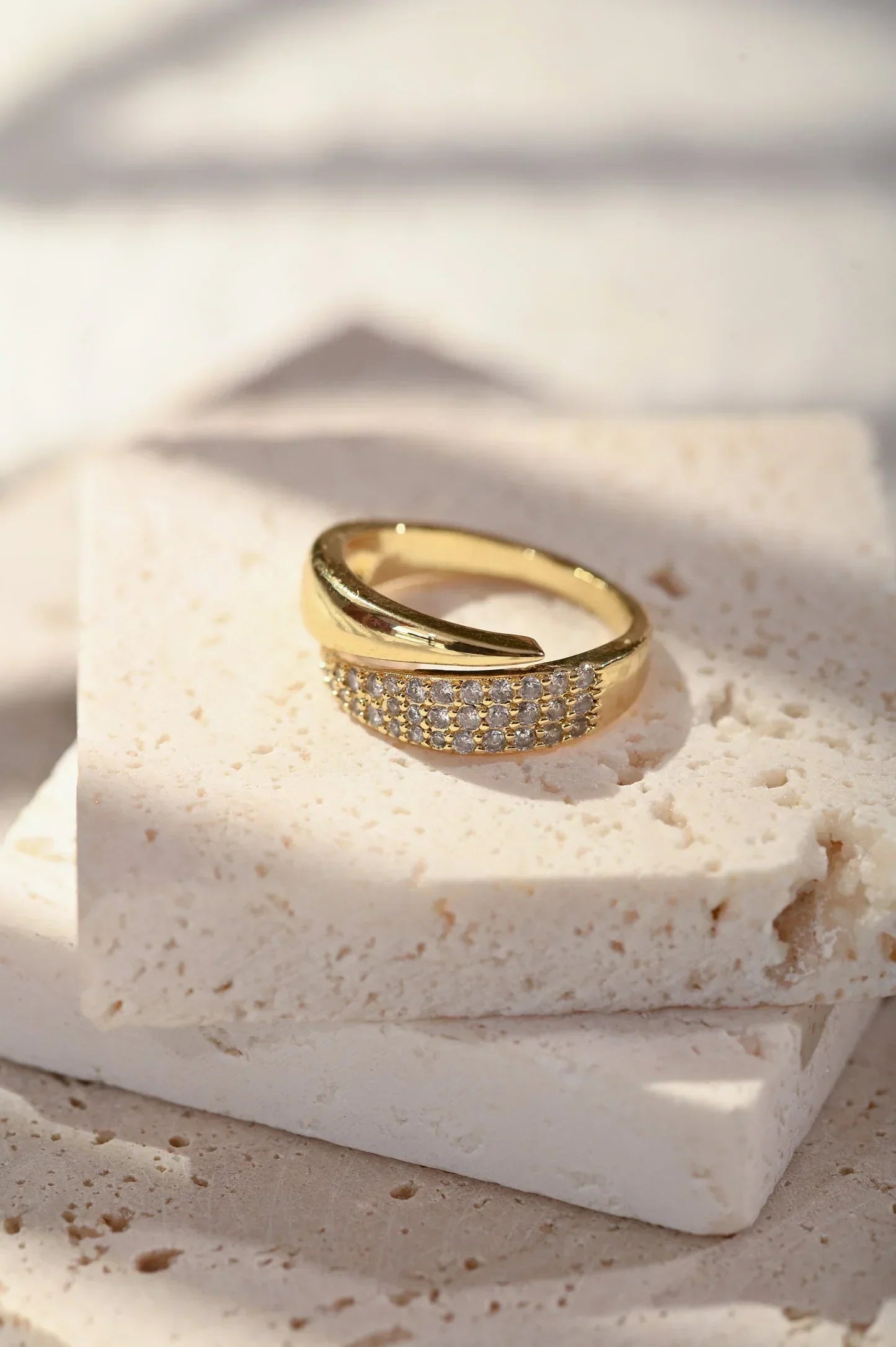 Elegant ring with Claudia gemstones