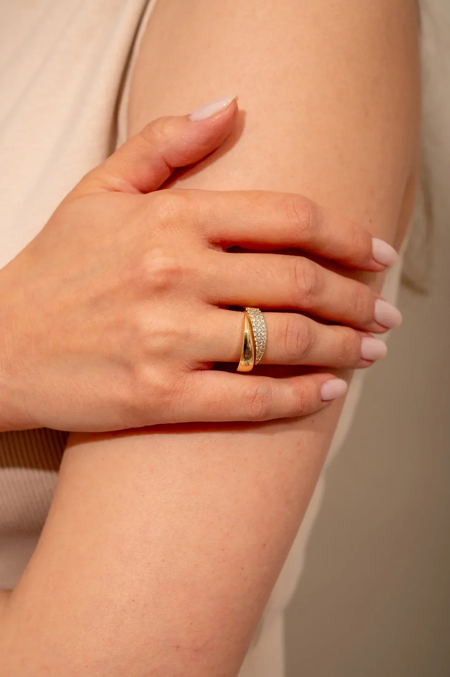 Elegant ring with Claudia gemstones