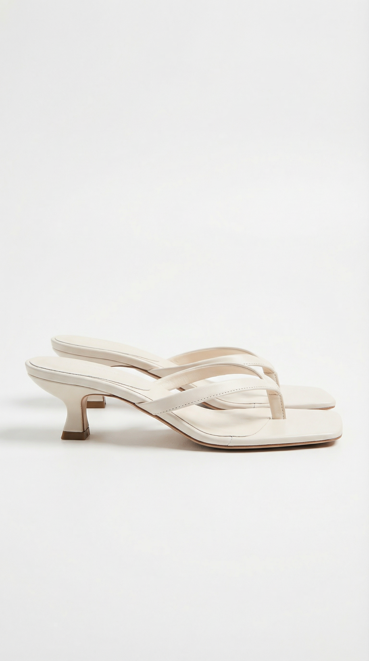Jessica's low-heeled thong sandals