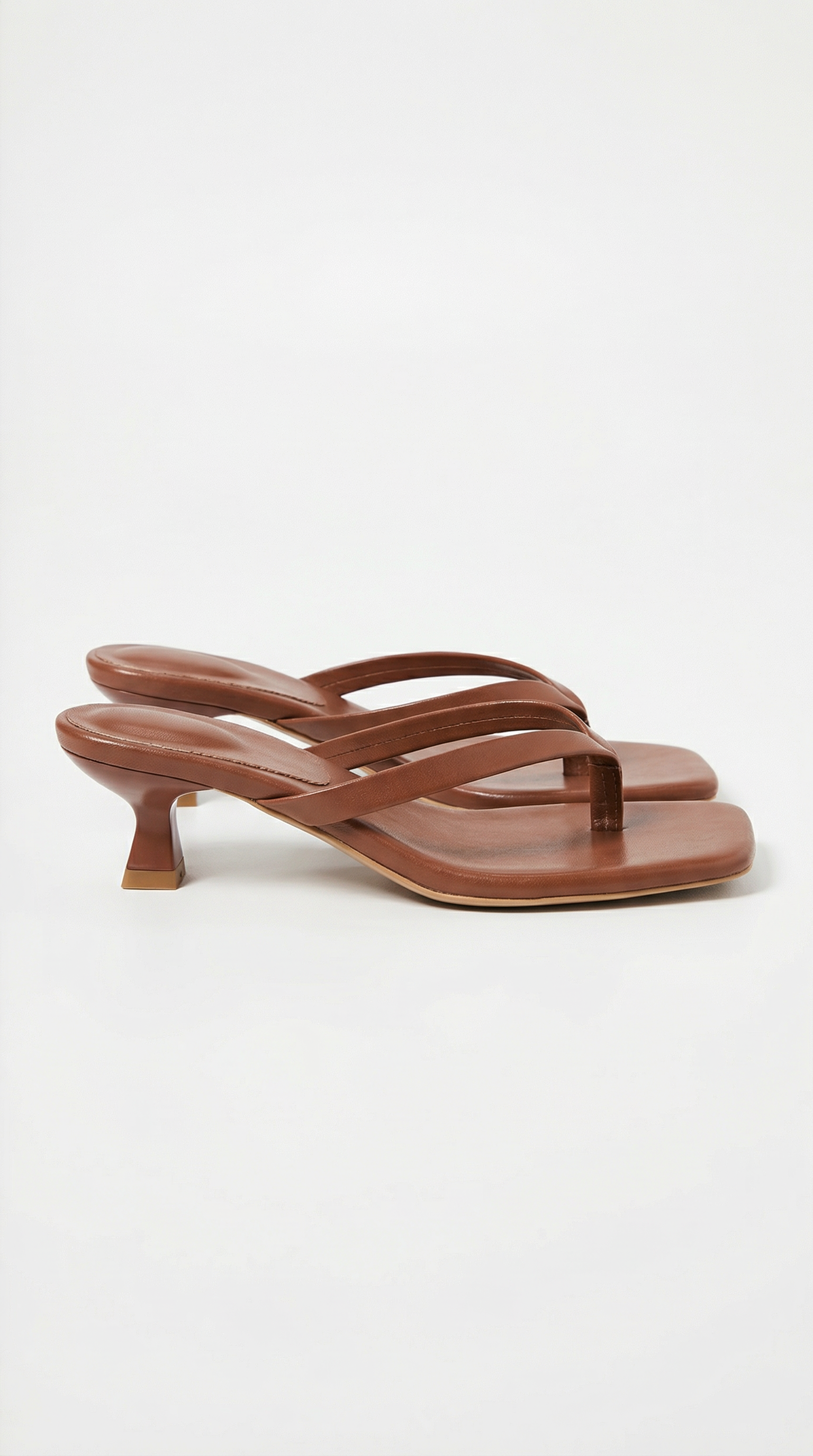 Jessica's low-heeled thong sandals