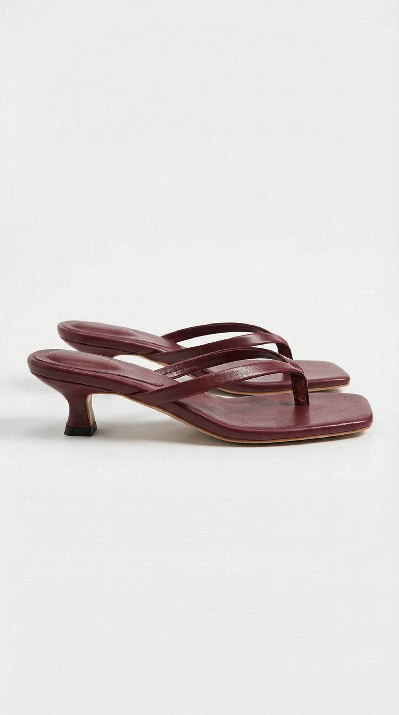 Jessica's low-heeled thong sandals