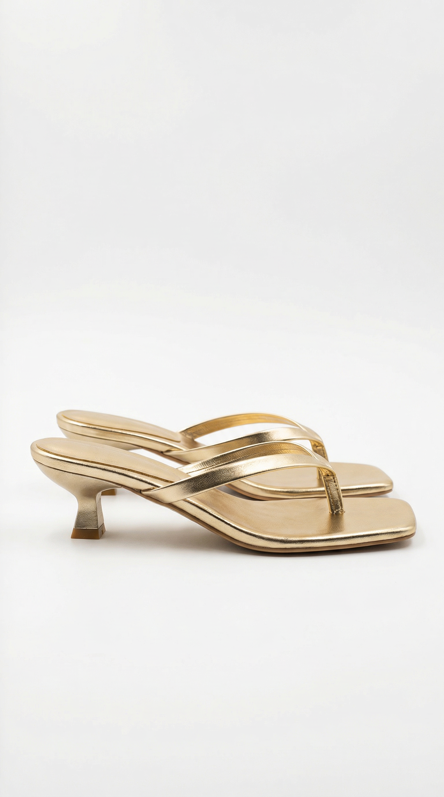 Jessica's low-heeled thong sandals