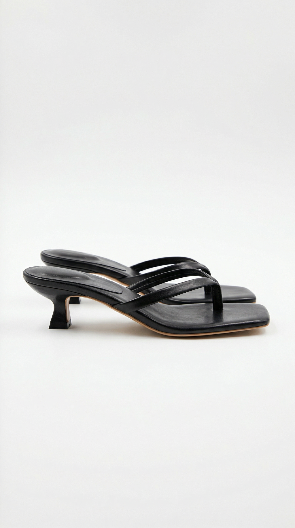 Jessica's low-heeled thong sandals
