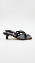 Jessica's low-heeled thong sandals