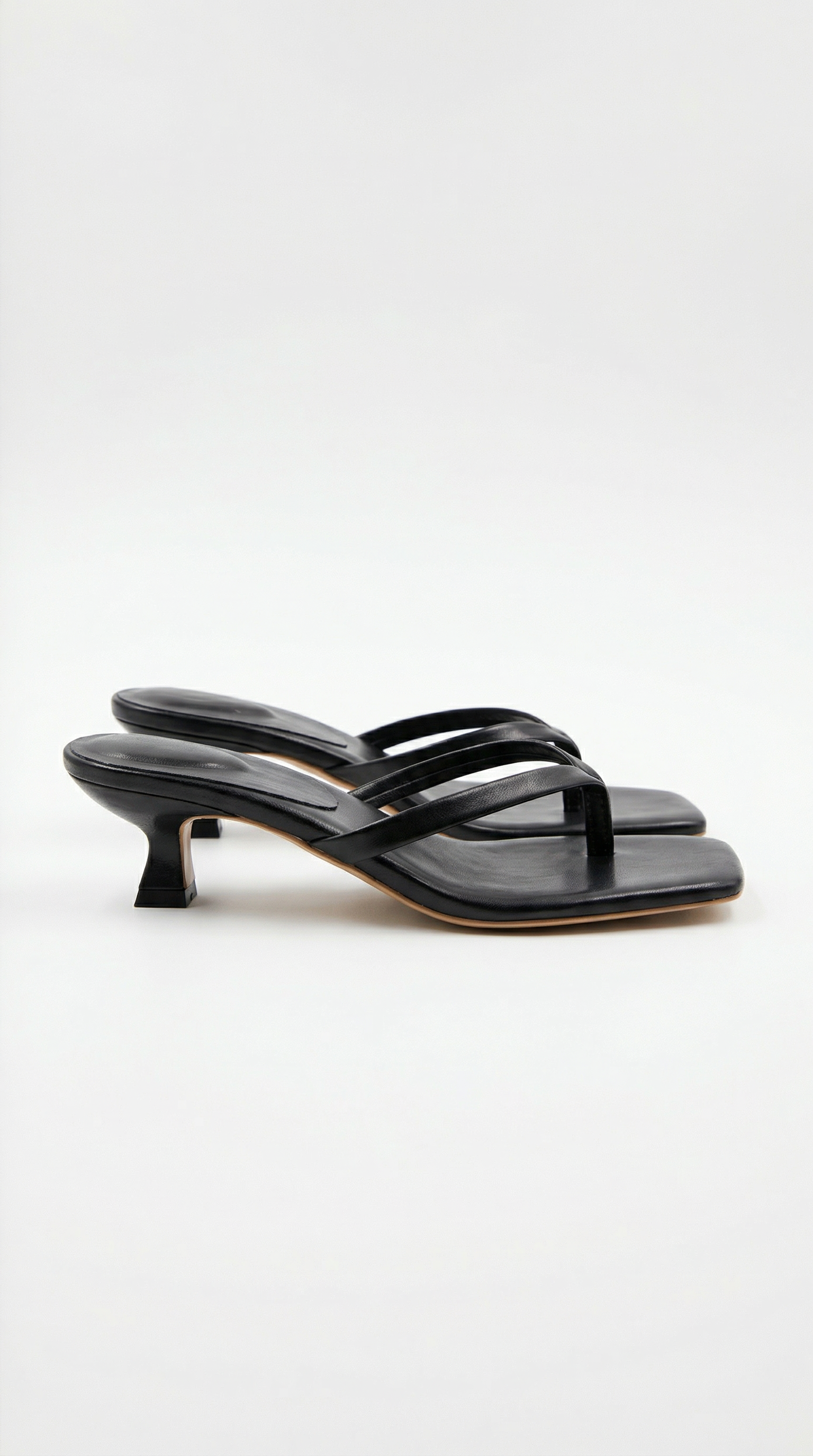 Jessica's low-heeled thong sandals