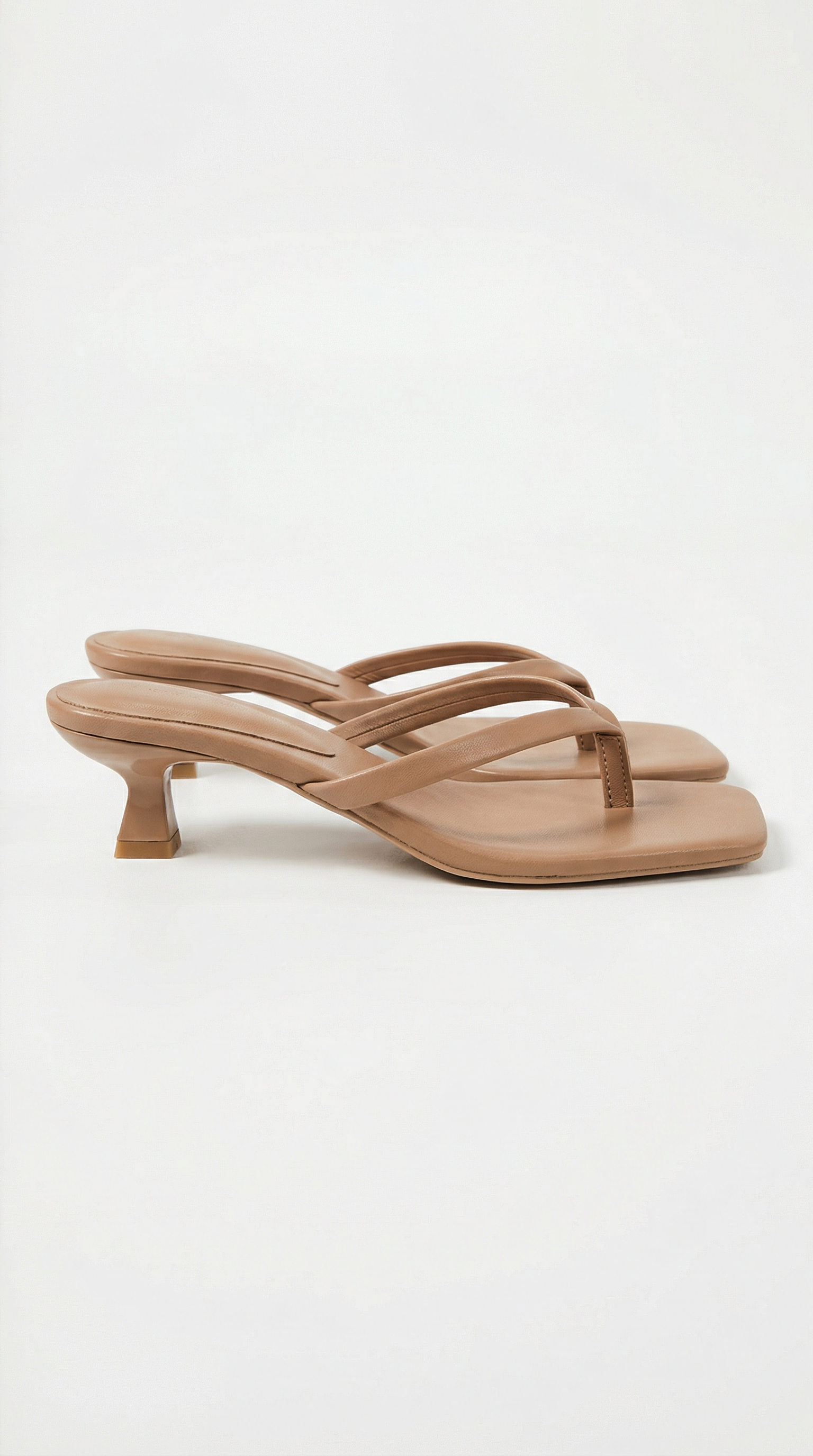 Jessica's low-heeled thong sandals
