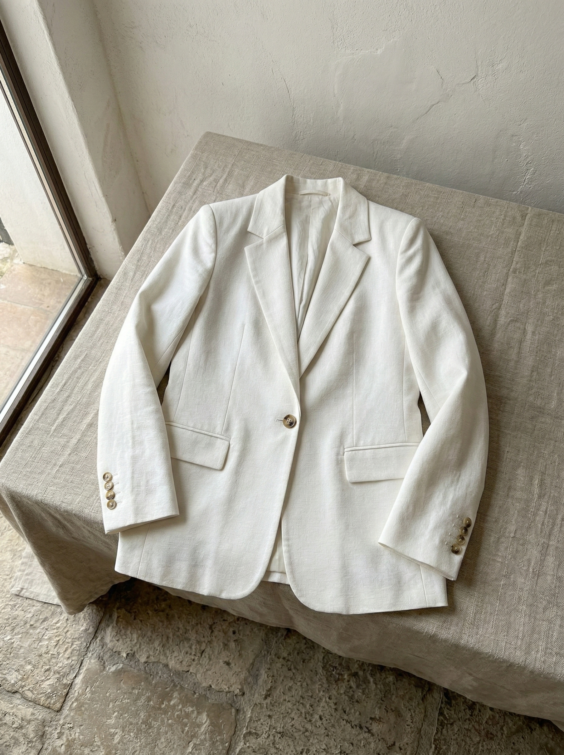 Elegant executive blazer with tortoiseshell button