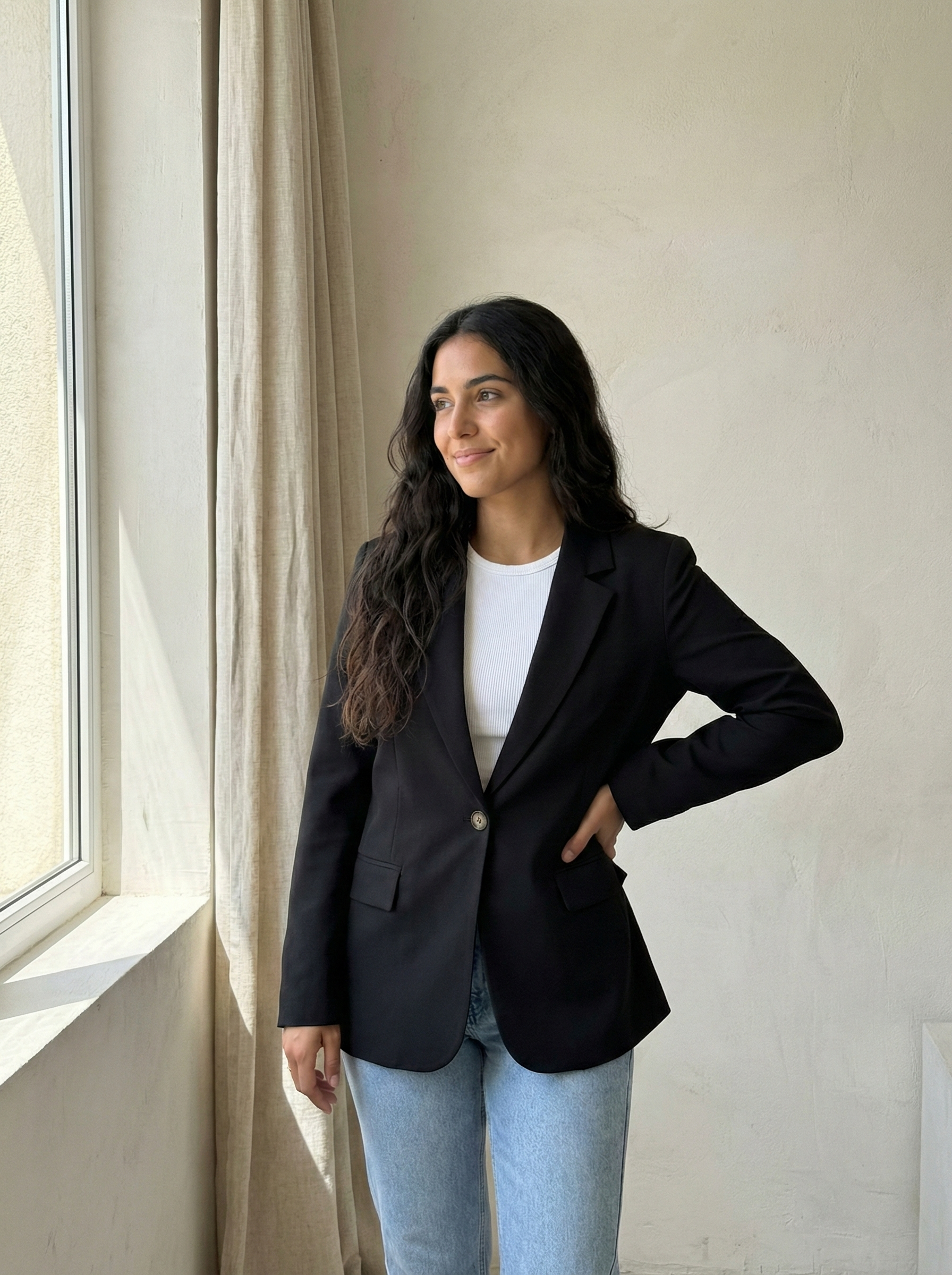 Elegant executive blazer with tortoiseshell button