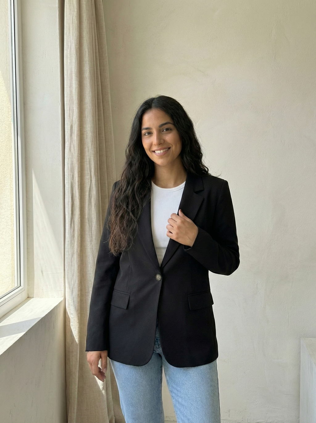 Elegant executive blazer with tortoiseshell button