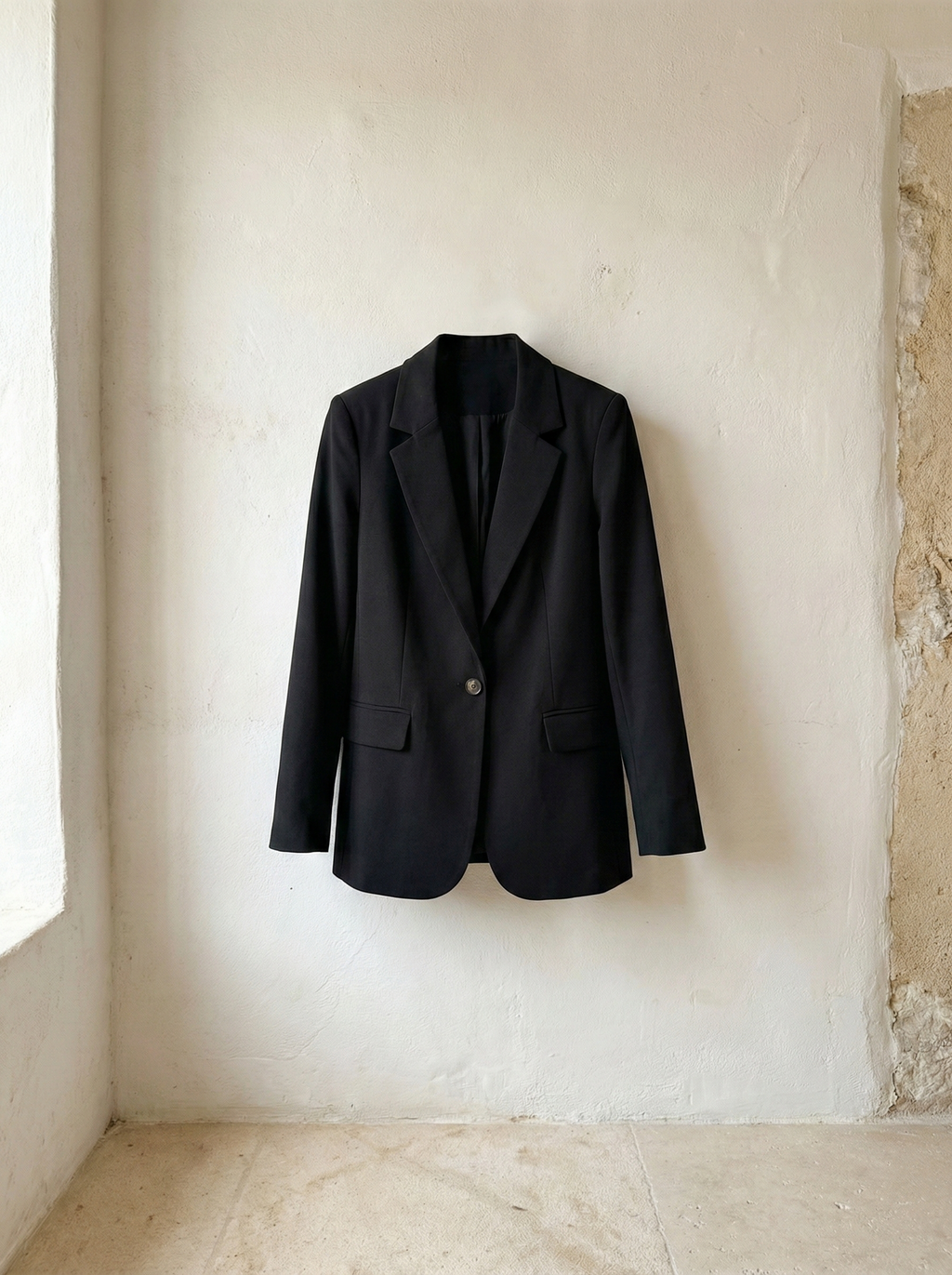 Elegant executive blazer with tortoiseshell button
