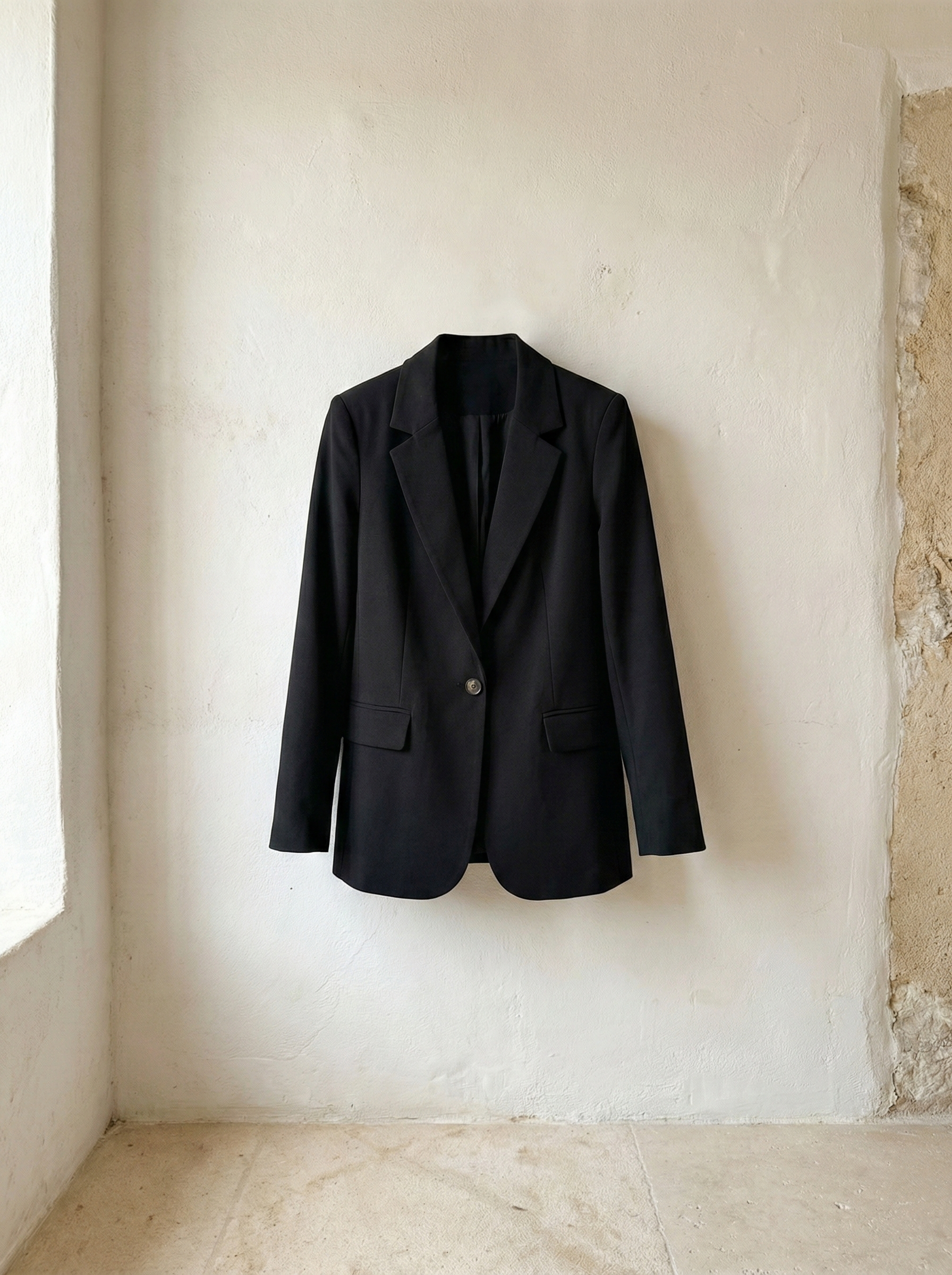 Elegant executive blazer with tortoiseshell button