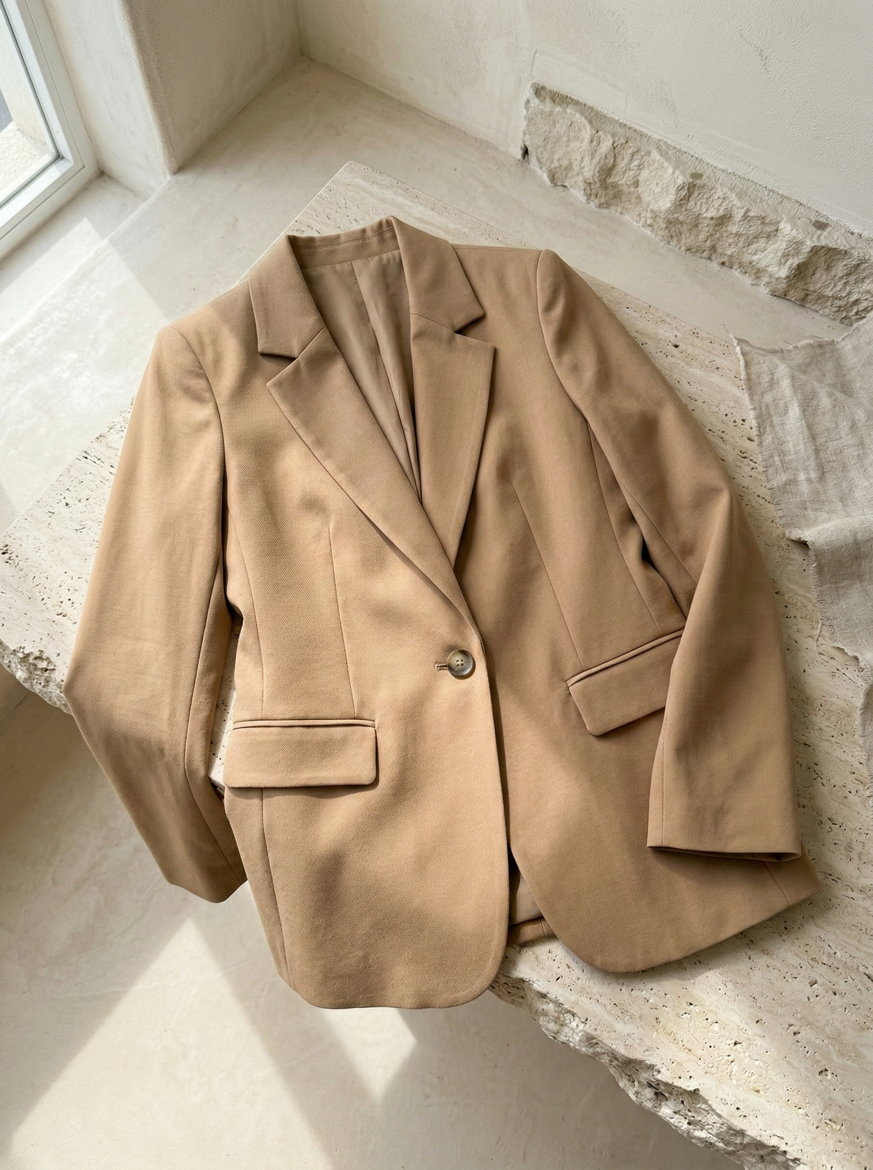 Elegant executive blazer with tortoiseshell button