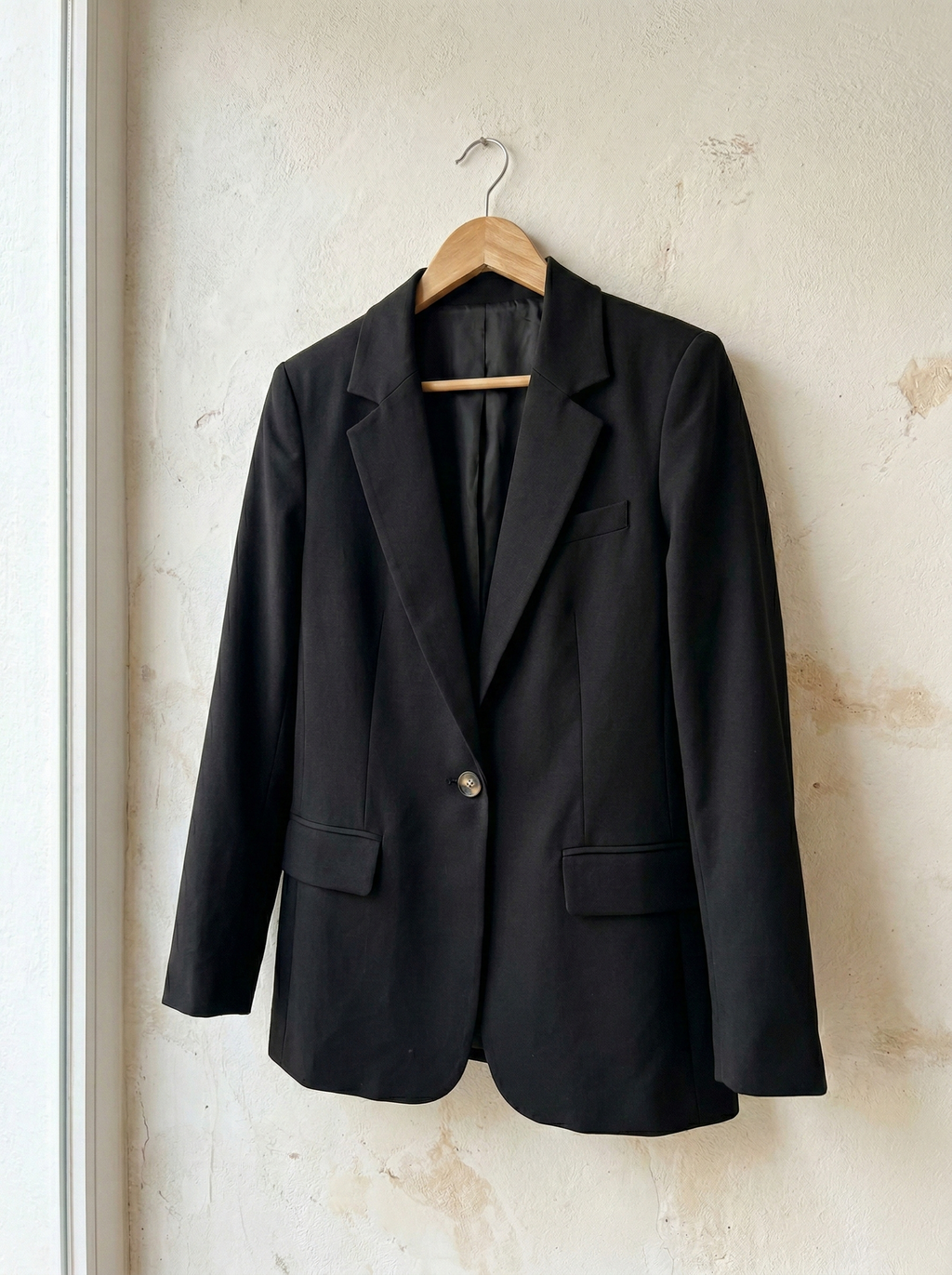 Elegant executive blazer with tortoiseshell button