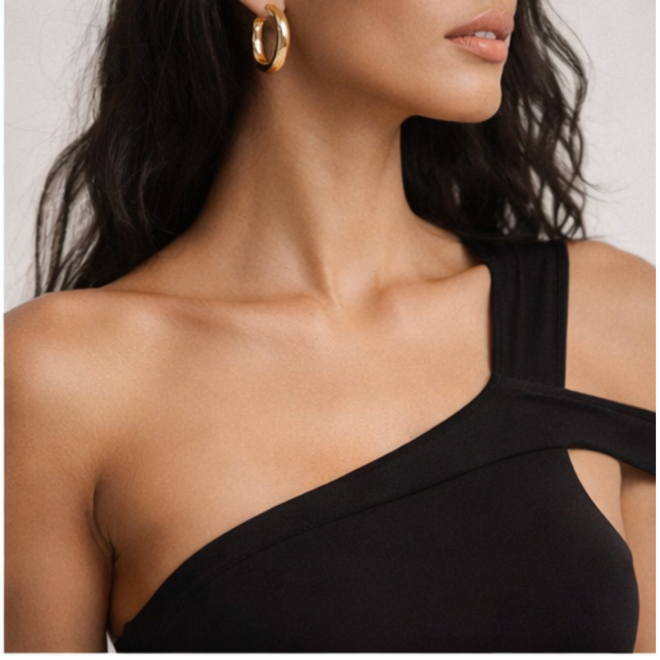 Vestido Oli Negro Silueta Drapeada y Hombros Descubiertos